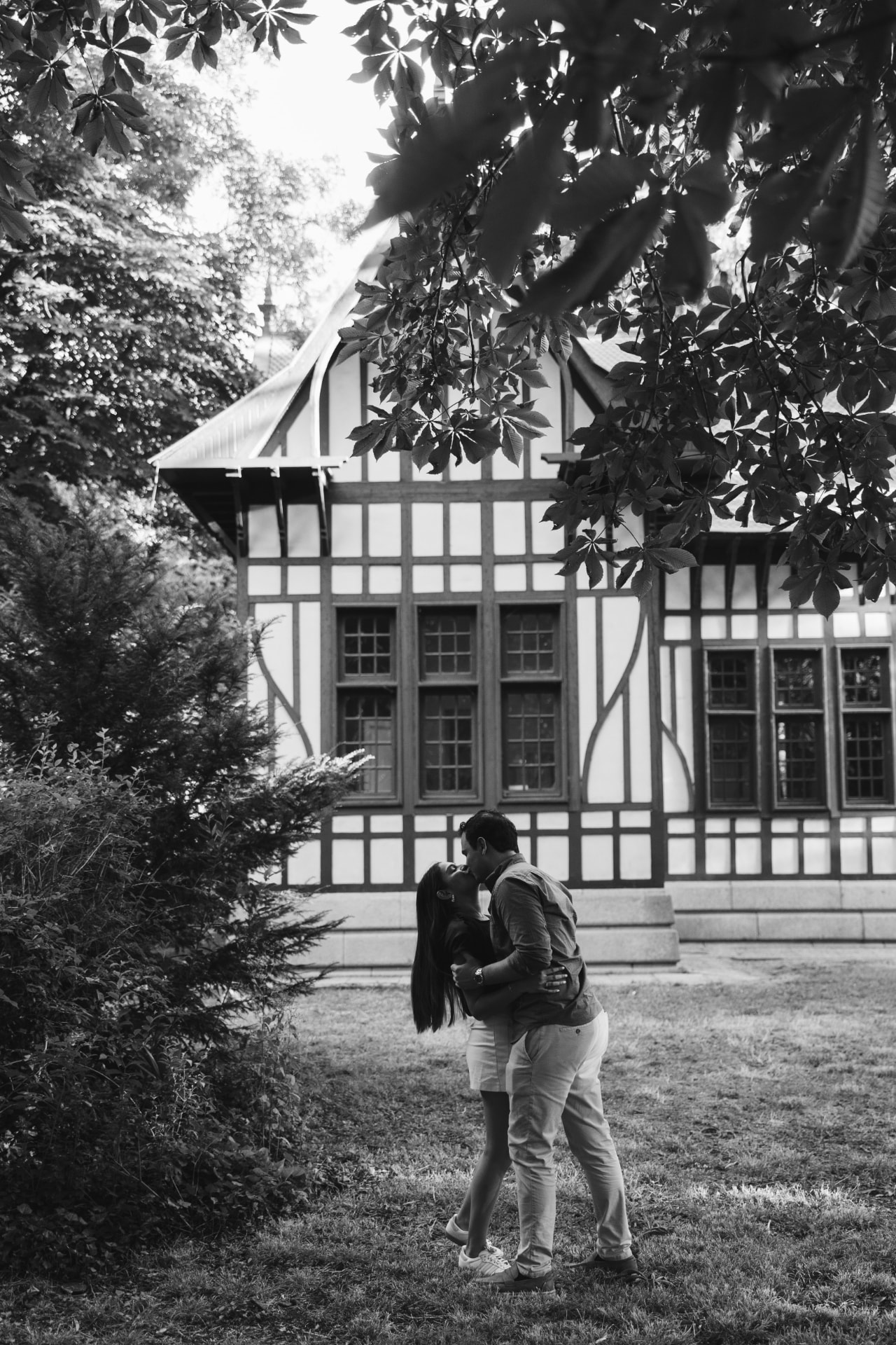 Los novios frente a una casa Tudor