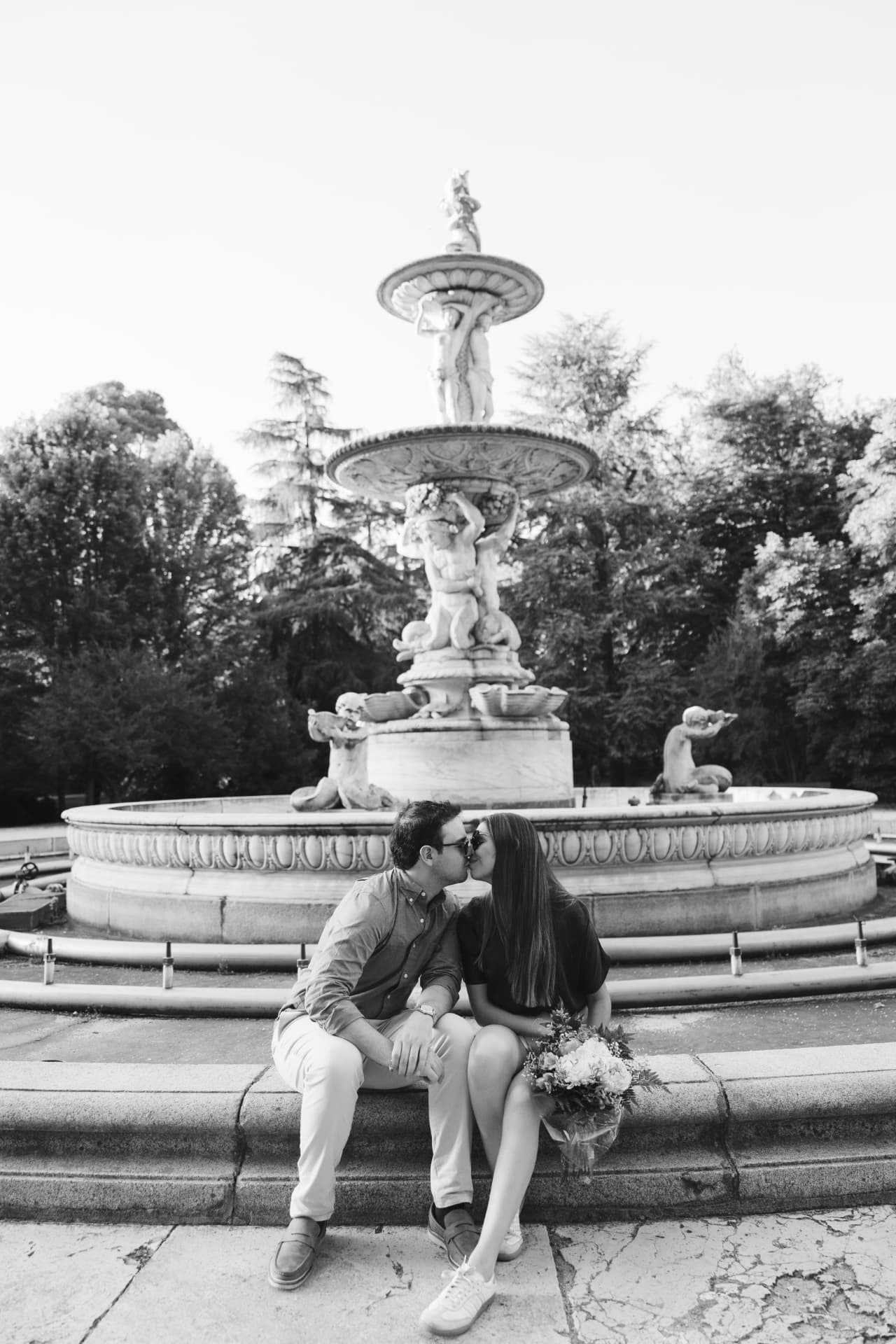 Guille y Ana frente a la fuente