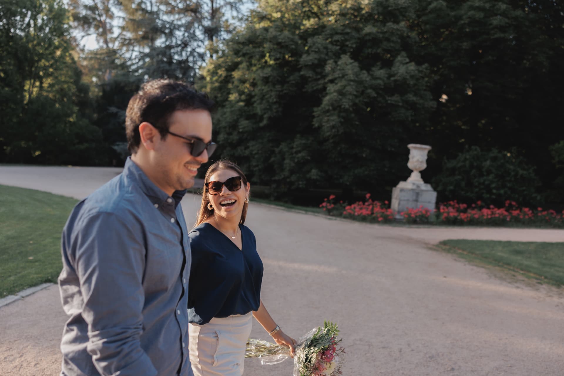 Los novios caminando en el parque